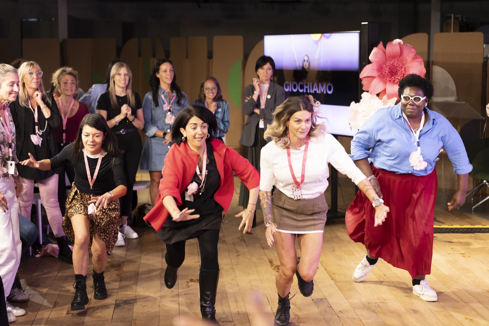 Partecipanti del CÉTS che ballano sul palco